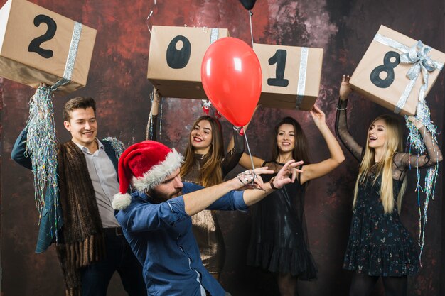 Grupo de amigos celebrando 2018 con cajas