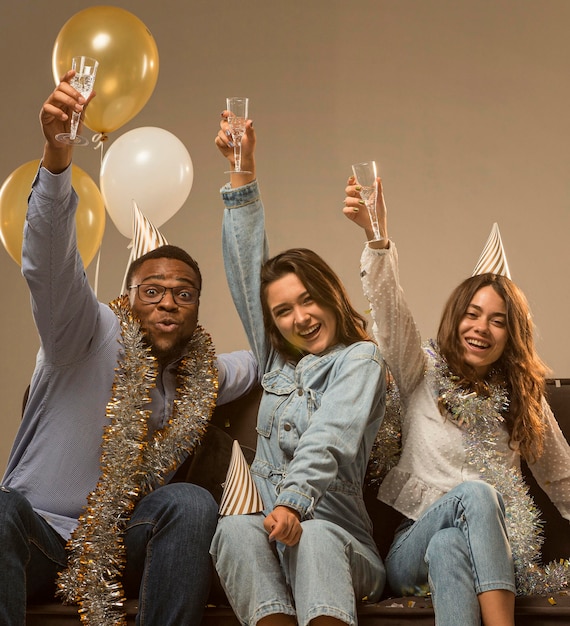 Grupo de amigos celebrando el concepto de año nuevo