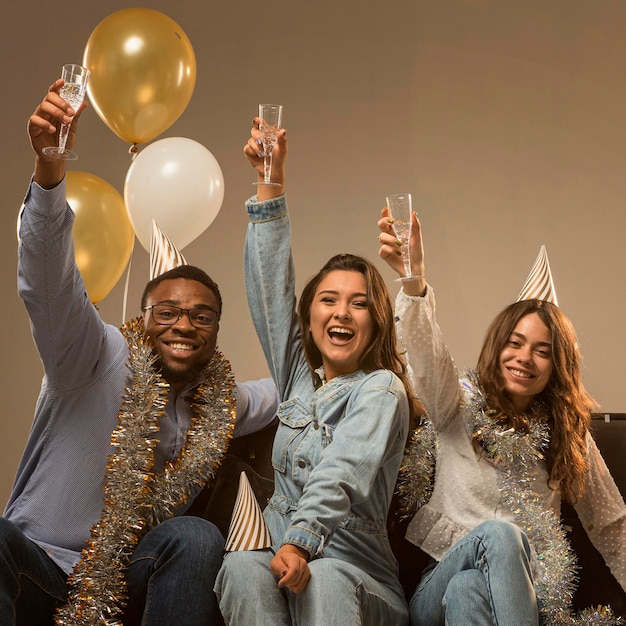 Grupo de amigos celebrando el concepto de año nuevo