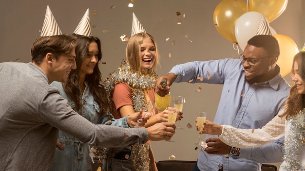 Grupo de amigos celebrando el concepto de año nuevo