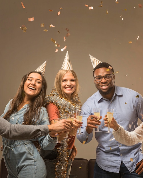 Grupo de amigos celebrando el concepto de año nuevo