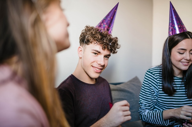 Grupo de amigos celebrando cumpleaños