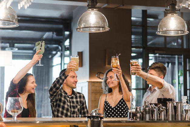 Grupo de amigos celebrando junto con bebidas