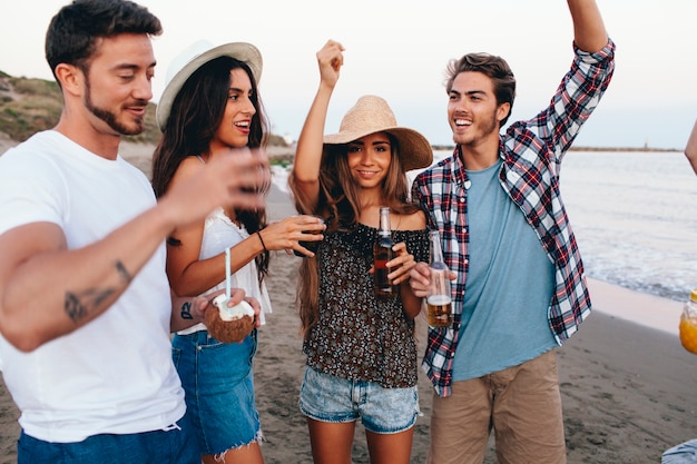 Grupo de amigos celebrando en la playa