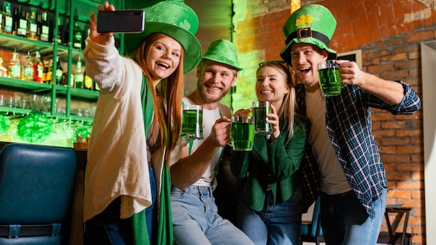 Foto gratuita grupo de amigos celebrando st. día de patricio juntos