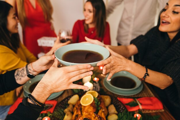 Grupo de amigos cenando en navidad