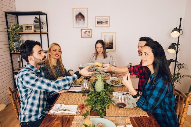 Grupo de amigos cenando