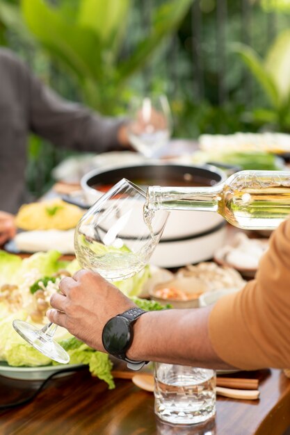 Grupo de amigos cenando