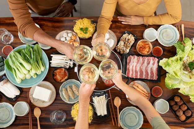 Grupo de amigos cenando