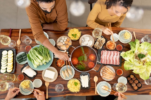 Foto gratuita grupo de amigos cenando