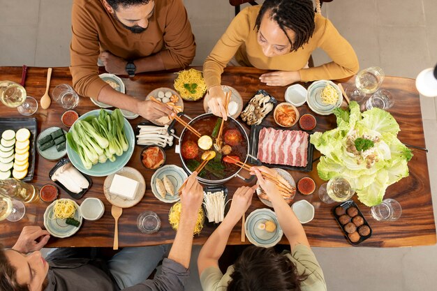 Grupo de amigos cenando