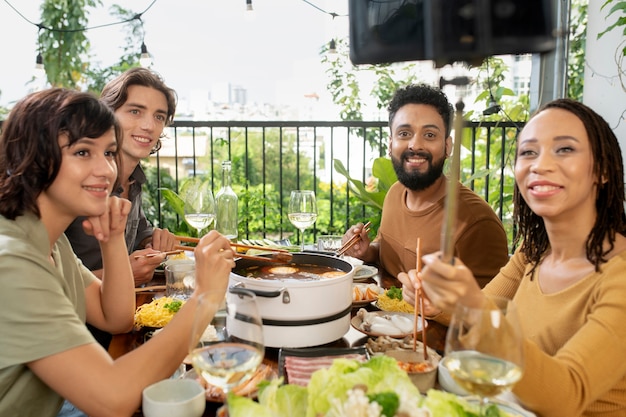 Grupo de amigos cenando