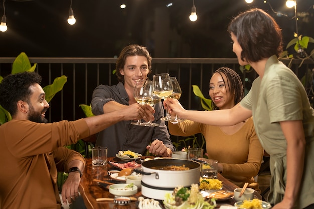 Grupo de amigos cenando