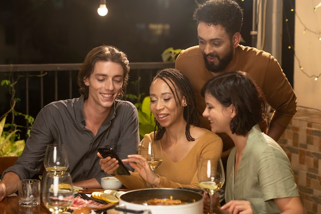 Foto gratuita grupo de amigos cenando