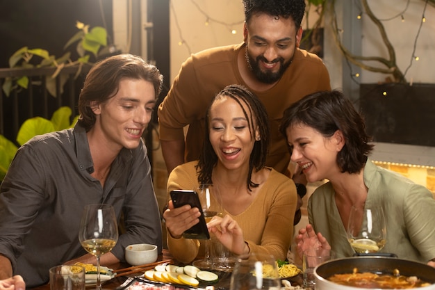 Grupo de amigos cenando