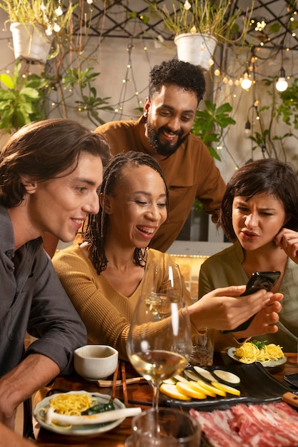 Grupo de amigos cenando