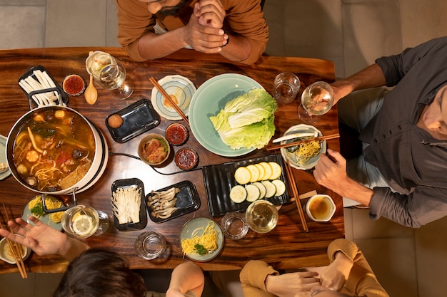 Grupo de amigos cenando