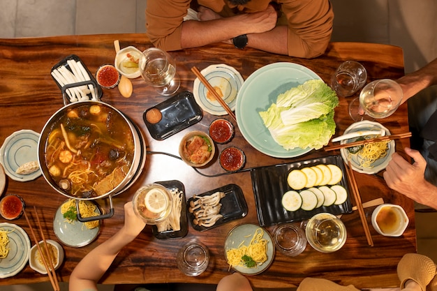 Foto gratuita grupo de amigos cenando