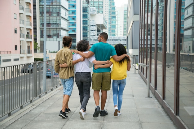 Grupo de amigos cercanos que pasan tiempo libre juntos