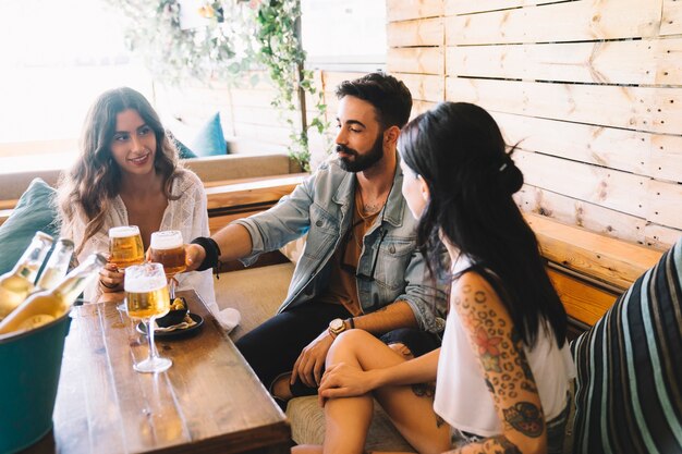 Grupo de amigos con cerveza