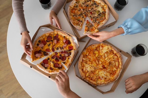 Foto gratuita grupo de amigos comiendo pizza en casa juntos