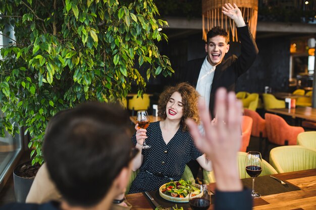 Grupo de amigos comiendo en restaurante