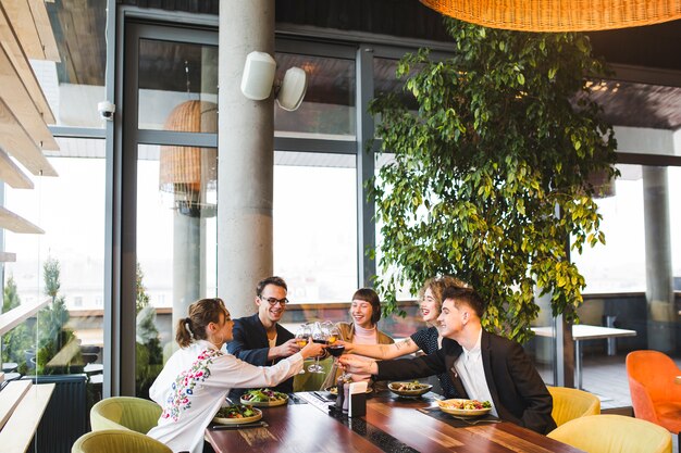 Grupo de amigos comiendo en restaurante