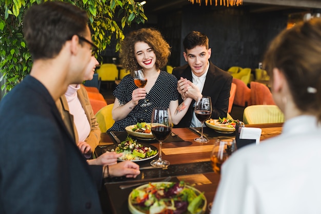 Grupo de amigos comiendo en restaurante