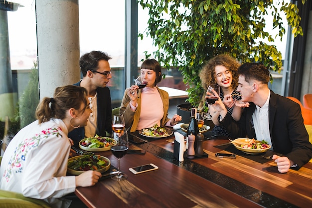 Grupo de amigos comiendo en restaurante