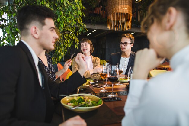 Grupo de amigos comiendo en restaurante