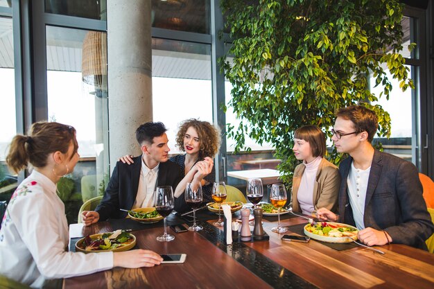 Grupo de amigos comiendo en restaurante