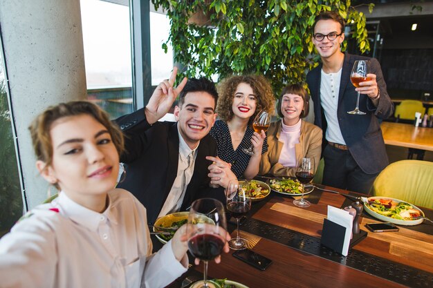 Grupo de amigos comiendo en restaurante