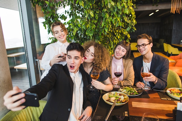 Grupo de amigos comiendo en restaurante