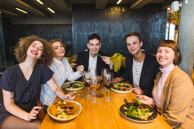 Grupo de amigos comiendo en restaurante