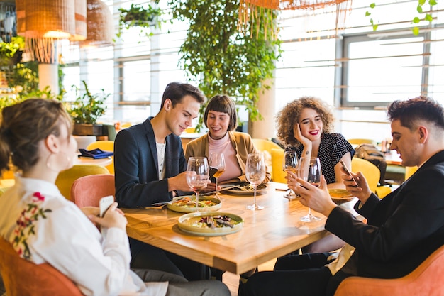 Grupo de amigos comiendo en restaurante