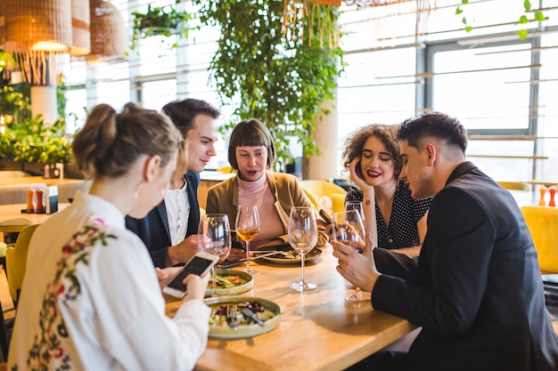 Grupo de amigos comiendo en restaurante