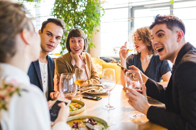 Grupo de amigos comiendo en restaurante