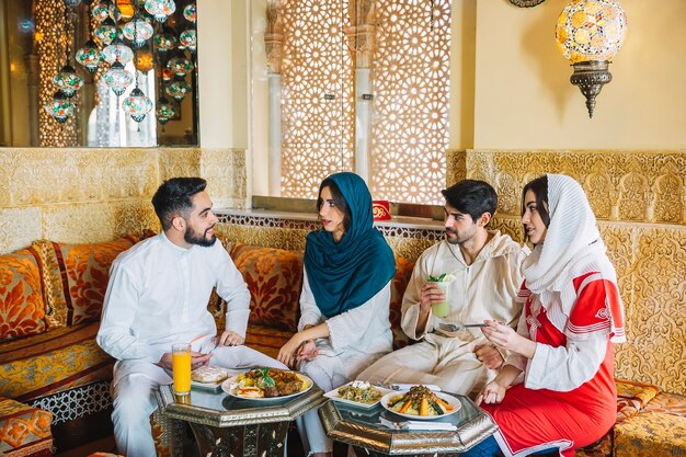 Grupo de amigos cuatro musulmanes en restaurante
