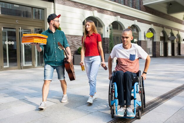 Grupo de amigos dando un paseo por las calles de la ciudad en verano