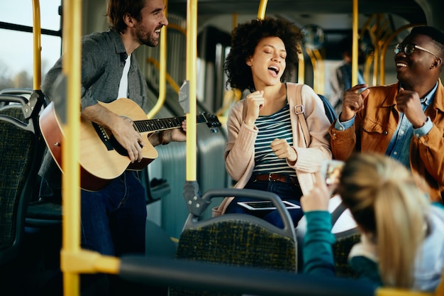Foto gratuita grupo de amigos despreocupados divirtiéndose mientras viajan en transporte público
