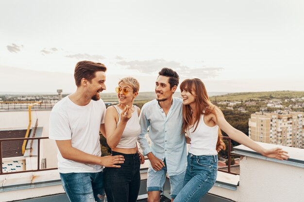 Grupo de amigos disfrutando al aire libre en el techo