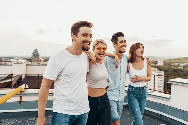 Grupo de amigos disfrutando al aire libre en el techo