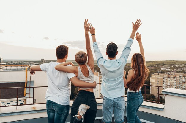 Grupo de amigos disfrutando al aire libre en el techo