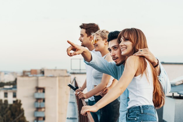 Grupo de amigos disfrutando al aire libre en el techo