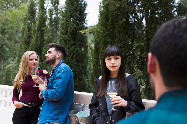 Grupo de amigos disfrutando de bebidas al aire libre