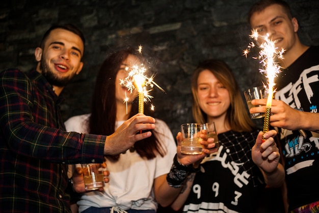 Grupo de amigos disfrutando de las bebidas con brillo