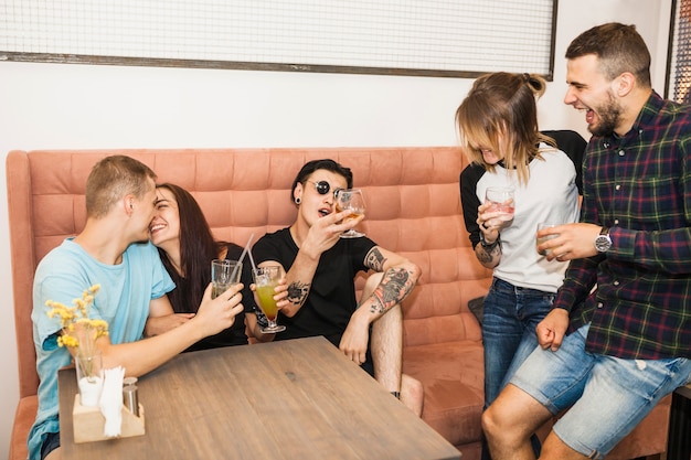 Grupo de amigos disfrutando de bebidas en el restaurante