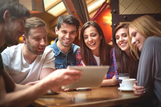 Grupo de amigos disfrutando en una cafetería.