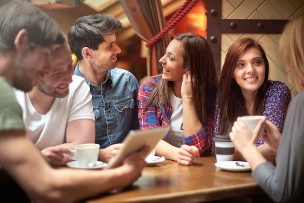 Grupo de amigos disfrutando en una cafetería.