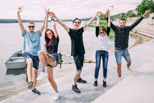 Foto gratuita grupo de amigos disfrutando cerca del lago